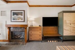 Gas fireplace, Streaming TV