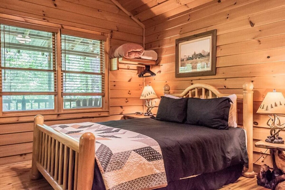 Creekside Cabin w/ Hot Tub/Near Wineries/Sleeps 4