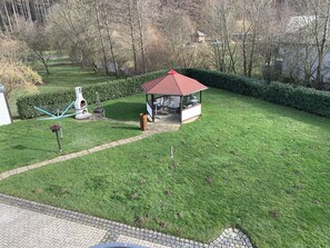 Grundstück mit beheizter Gartenlaube für gemütliche lange Grillabende.