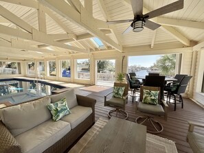 Indoor open-air pool 