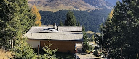 Himmel, Pflanze, Berg, Natürliche Landschaft, Gebäude, Lärche, Haus, Baum, Hochland, Grundstueck