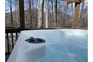 6-person 90-jet powerful hot tub. Winter mountain view. Starry nights year round