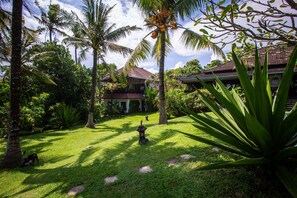 villa with upper living room, bedroom suite 1, part of the whole