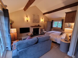 Open plan with high end furnishings and cosy open fireplace. 