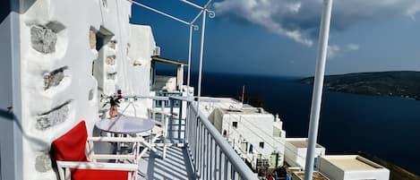 Balkon mit Tisch und Platz für 3 Personen 