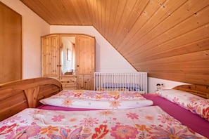 Schlafzimmer 1