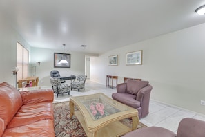 Family Room | Work Desk