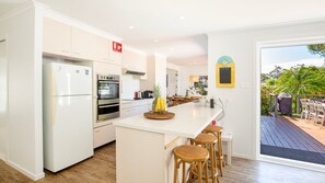 Latitude South Coast - accommodation jervis bay kitchen and breakfast bar