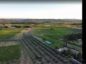 Vue aérienne de la maison..au milieu des vignes et des oliviers