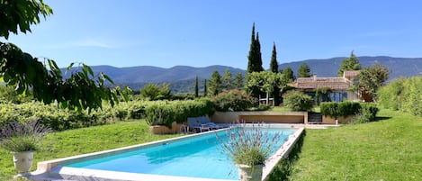 Une vraie piscine de nage (20m de long)
Baignade garantie  fin mai/mi sept