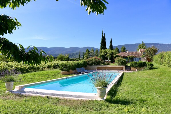 Une vraie piscine de nage (20m de long)
Baignade garantie  fin mai/mi sept