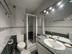 lm-studio-bathroom