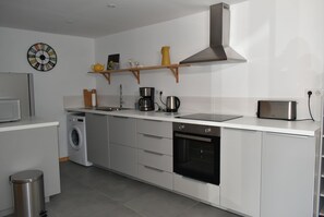 Well equipped kitchen with dishwasher