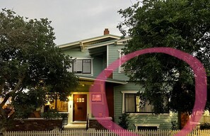 This is the whole house. The guesthouse is in the lower right of the photo. 