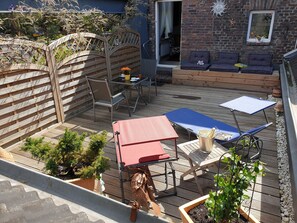 große Dachterrasse (ca. 4x8 Meter) mit 2 Liegen, Tisch mit 2 Stühlen + Sitzbank