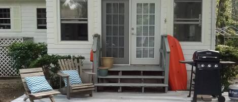 Large back deck with grill.