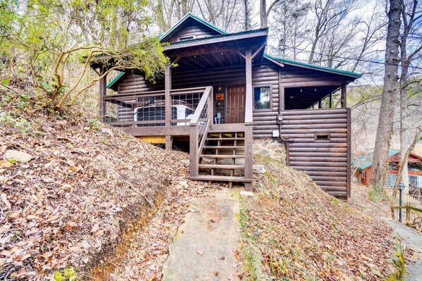 Gatlinburg Vacation Rental | 4BR | 3BA | 1,952 Sq Ft | Stairs Required