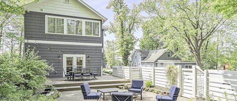 Welcome to Downtown Cottage Enjoy the tiered decking, patio, and firepit with fairy lights.