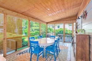 The spacious screen porch has outdoor dining for everyone to enjoy a meal in the fresh air