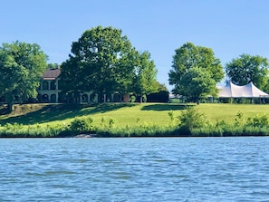 The Tennessee Room has a king bed, queen sleeper sofa and en-suite bathroom with a jacuzzi tub and separate shower.  
This room has a river view and balcony access. 
The room will sleep four guests.