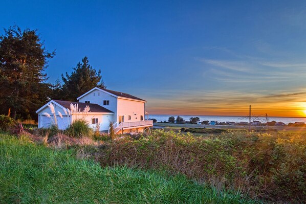Cozy duplex with 2 townhome style Units and a beautiful ocean view. It is centrally located in Shelter Cove walking distance to all amenities. 
