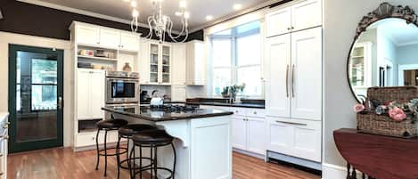 Huge, well stocked kitchen: perfect for entertaining and cooking together!