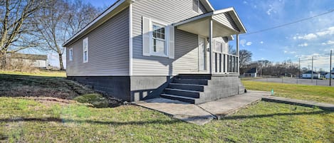 Hopkinsville Vacation Rental | 3BR | 2BA | 1,100 Sq Ft | Stairs Required