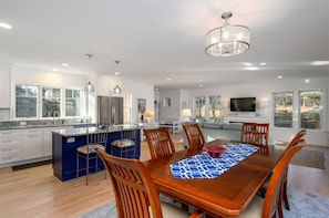 Bright and open living space - 85 Cockle Drive South Chatham Cape Cod - Ides of Marsh - New England Vacation Rentals