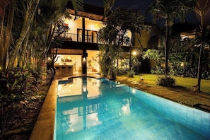 The romantic ambiance at night that exudes the exclusive tropical ambiance of Bali.