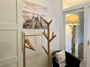 Flur mit Garderobe und Garderobenschrank