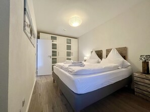 Schlafzimmer mit Boxspringbett und Schrank (Fenster und Verdunklung)