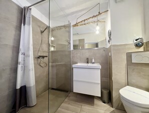 Badezimmer mit bodentiefer Dusche