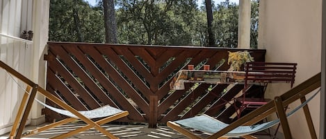 Balcon de 7 m2 pour profiter du déjeuner avec vue sur le golf et forêt sans vis 