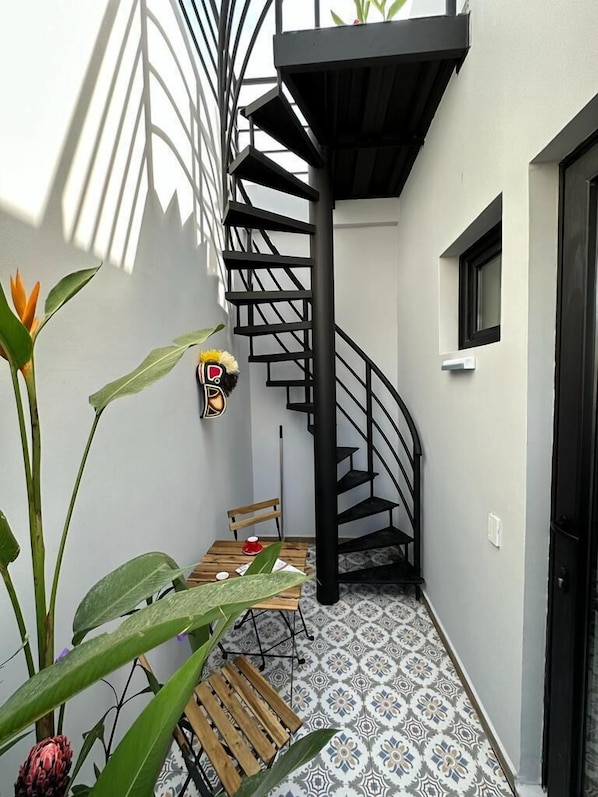 Escaleras llevan a la terraza privada/ Stairs lead you to private terrace