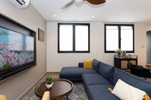 Cozy living room with Tv and windows for natural light / Comoda sala de estar con tv y amplias ventanas con luz natural