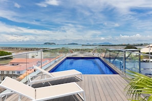 Piscina en la azotea compartida con otros huespedes / Rooftop pool shared with other guests