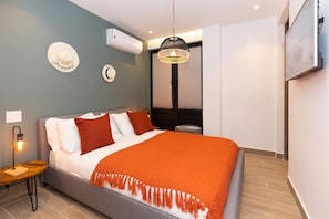 Comoda habitacion principal con tv y aire acondicionado / Comfortable main bedroom con Televisor y aire acondicionado