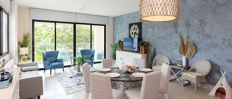 Beautiful open concept living and dining room / Hermoso concepto abierto sala de estar y comedor 