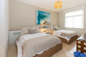 The bedroom has  a soothing and inviting atmosphere / El dormitorio tiene un ambiente relajante y acogedor 