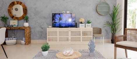 Living room with elegant decor / Salón con elegante decoración 