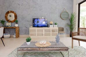 Living room with elegant decor / Salón con elegante decoración 
