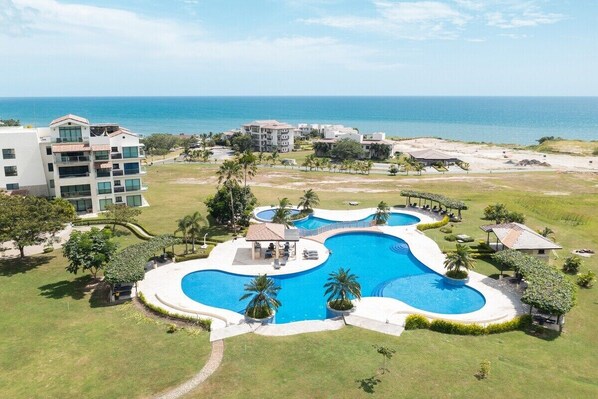 Pool area with huts and lounges / Zona de piscina con casetas y tumbonas