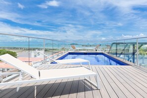 La Cuadra features a private rooftop with pool, and amazing 360 views.  / La Cuadra tiene una piscina en la azotea con vistas de 360 grados