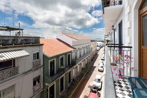 Vista al barrio desde el balcon / Views to the neighborhood from the balcony 