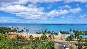 Yes we are just 2 mins walk to Ocean & Waikiki Beach