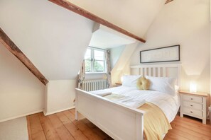 Primrose Cottage Bedroom 2 - StayCotswold