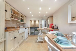 Primrose Cottage Kitchen - StayCotswold