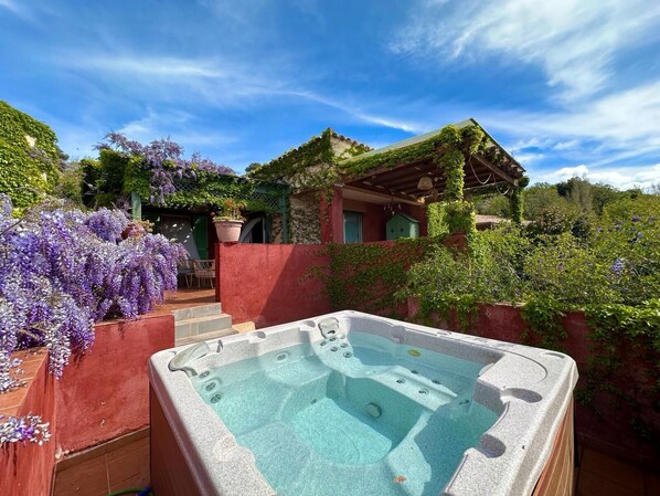 Outdoor spa tub