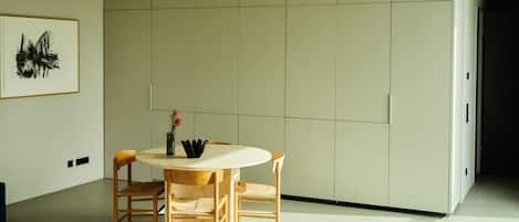 Esstisch mit geschlossener Küchenfront