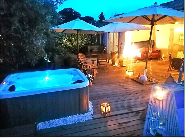 Outdoor spa tub